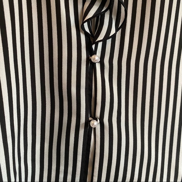 Karl Lagerfeld Oversized Ruffle Top with Cap Sleeves Size Small - Picture 6 of 15
